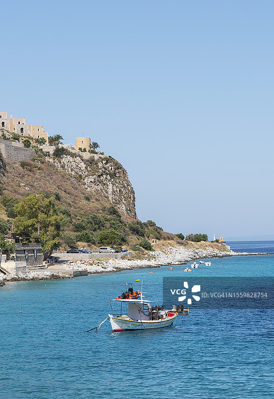 希腊。伯罗奔尼撒半岛海上的传统村庄图片素材