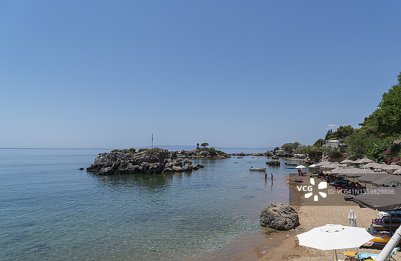 希腊村庄沙滩上的遮阳伞图片素材
