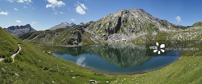 圣哥达山口附近的瓦莱塔湖全景(Passo del San Gottardo)图片素材