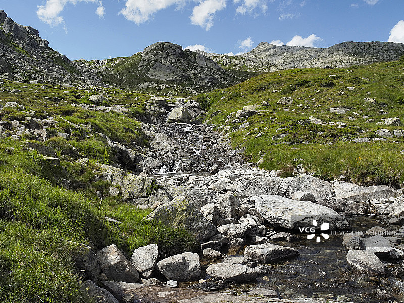 圣哥达山口(Passo del San Gottardo)附近的Riale di Giacobi高山溪流图片素材