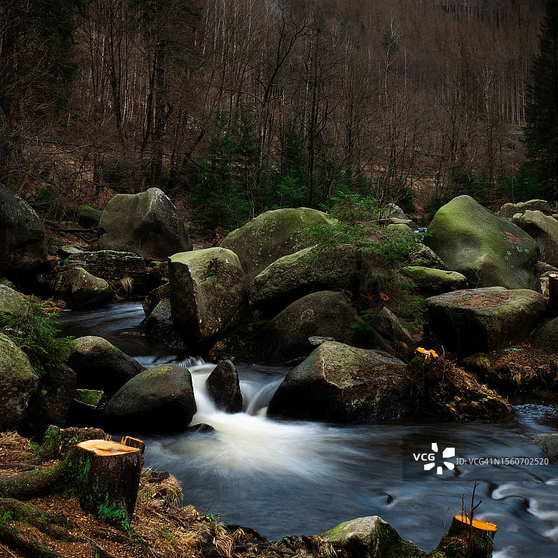 德国下萨克森州森林小瀑布的风景图片素材