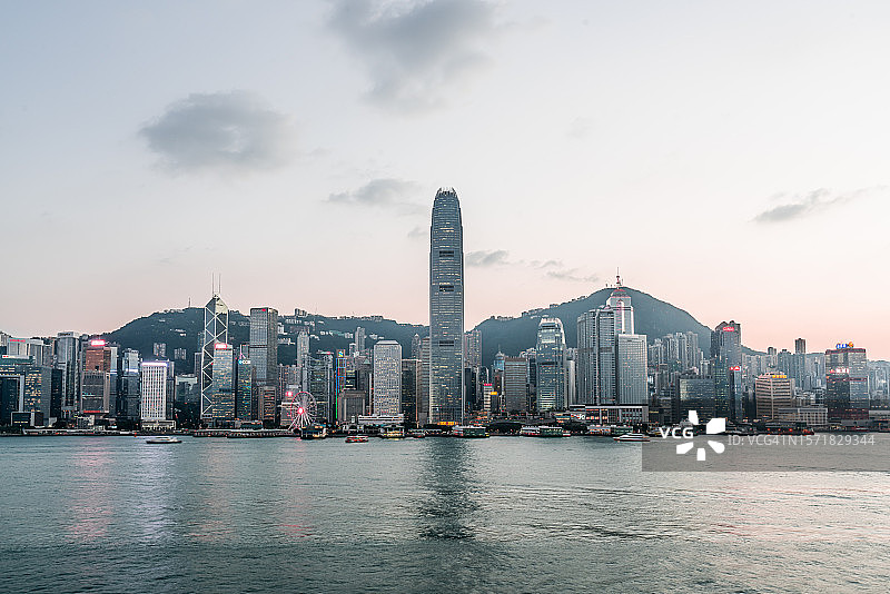 从维多利亚港眺望香港城市图片素材