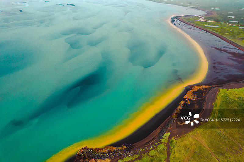 冰岛彩色冰川河的无人机鸟瞰图。图片素材