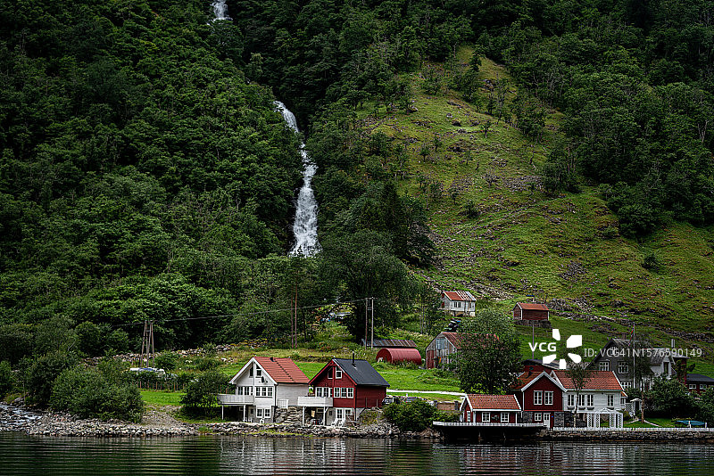 挪威，树木和建筑映衬天空的湖景图片素材