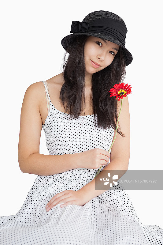 拿着花的女人穿着圆点裙子图片素材