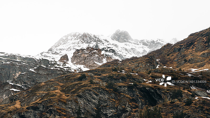 春天的阿尔卑斯山峰位于法国滑雪胜地蒂涅附近的萨瓦瓦瓦兹山脉图片素材