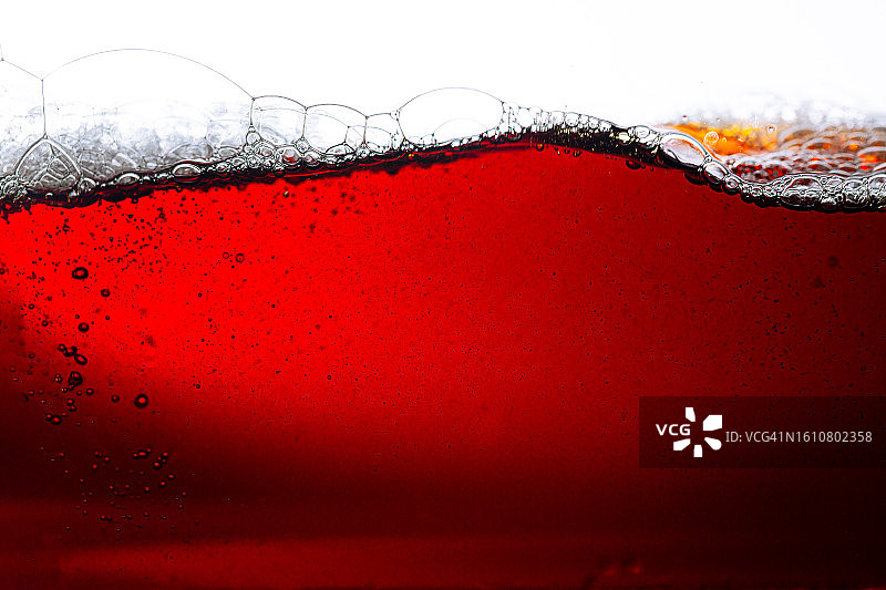 宏可乐饮料孤立的白色背景，侧面视图背景的清爽可乐苏打与气泡孤立的白色。图片素材