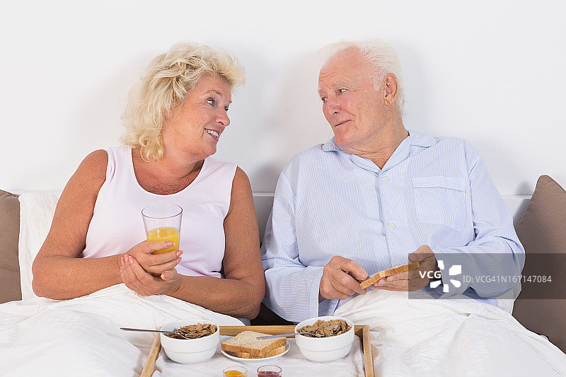 一对快乐的老夫妇在吃早餐图片素材