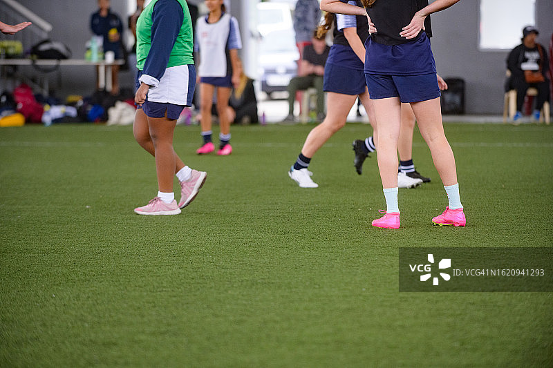 女青少年足球腿部游戏练习在室内行走图片素材
