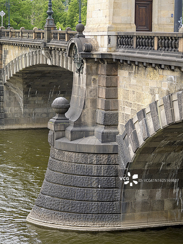 横跨伏尔塔瓦河的大桥图片素材