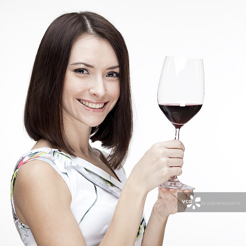 一个漂亮女人拿着一杯红酒的肖像图片素材