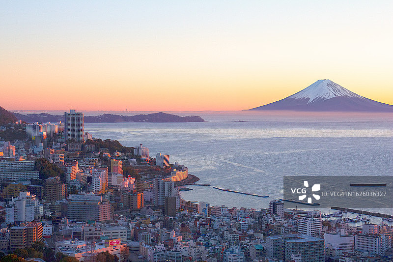 日落时的日本天际线鸟瞰图。图片素材