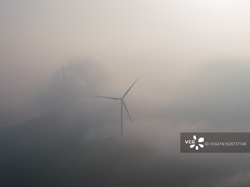 雾霾中的风力涡轮机图片素材