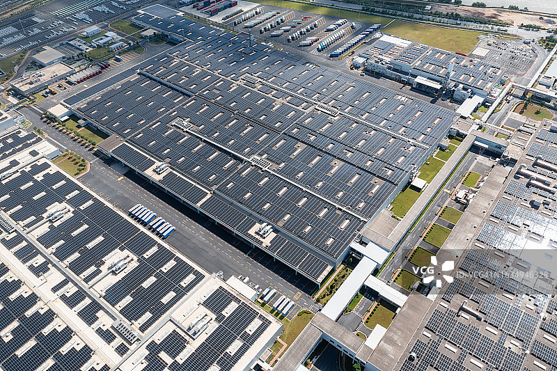 汽车工厂屋顶上的太阳能发电站鸟瞰图图片素材