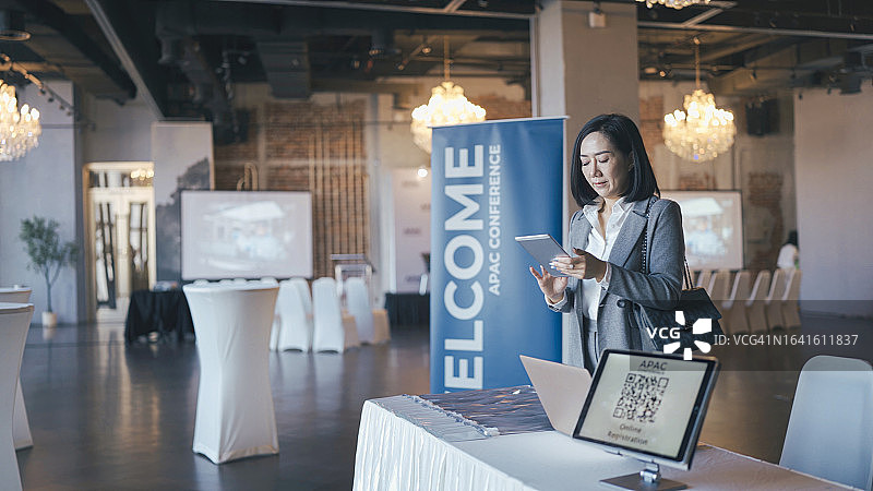 亚洲华人女经理在商务会议中使用数码平板电脑图片素材