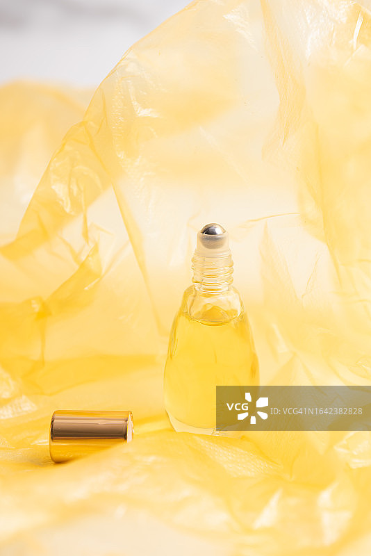 护肤精油装在一个黄色的玻璃瓶里。图片素材