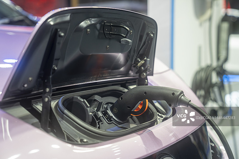 充电电动汽车电动汽车清洁能源驱动的未来图片素材