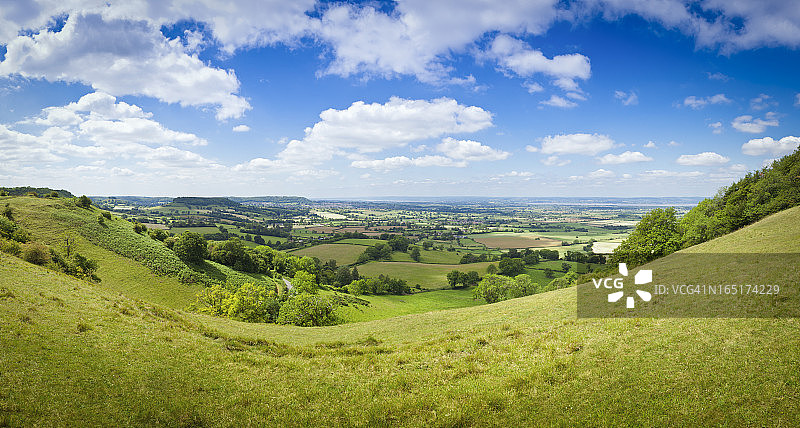 夏日英国乡村壮丽的全景。图片素材