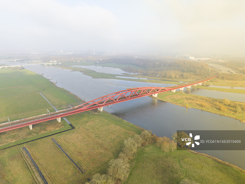 从上面俯瞰艾塞尔河上的汉泽博格火车桥图片素材