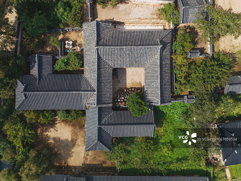鸟瞰古老的韩国传统房屋和内院图片素材