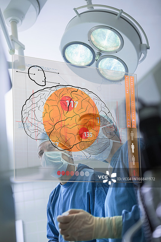 两个外科医生在界面上观察大脑图片素材