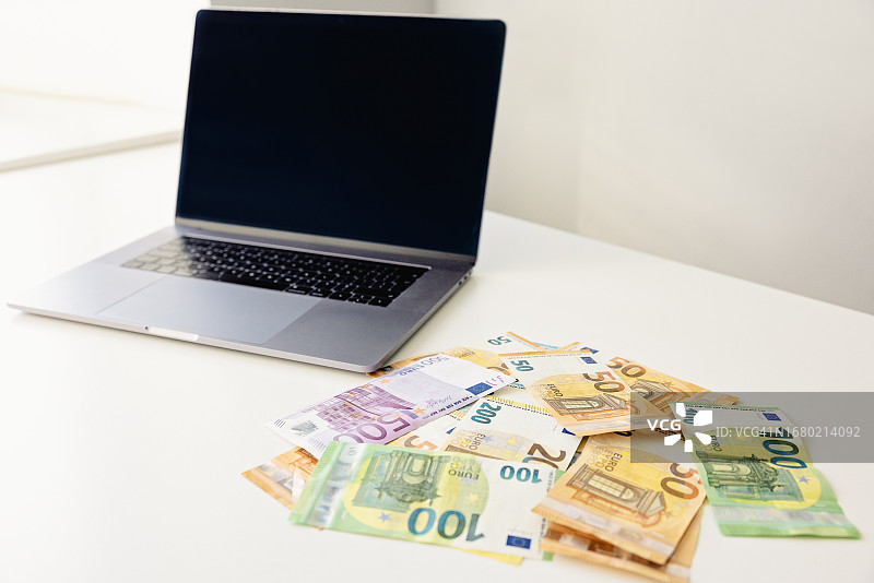 笔记本电脑旁边的欧盟货币图片素材