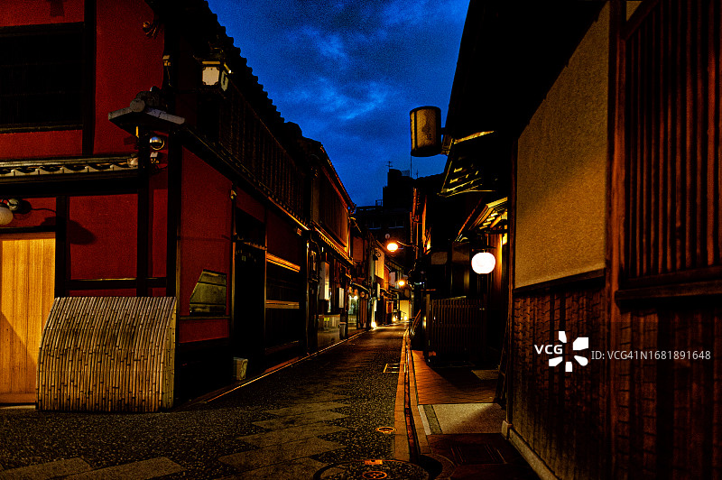 日本京都夜晚的蓬托乔巷子图片素材