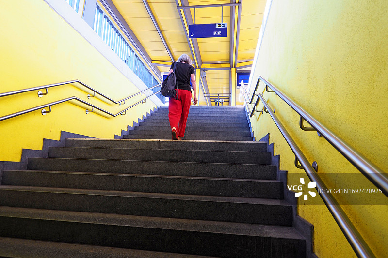 在火车站上楼梯的女人图片素材