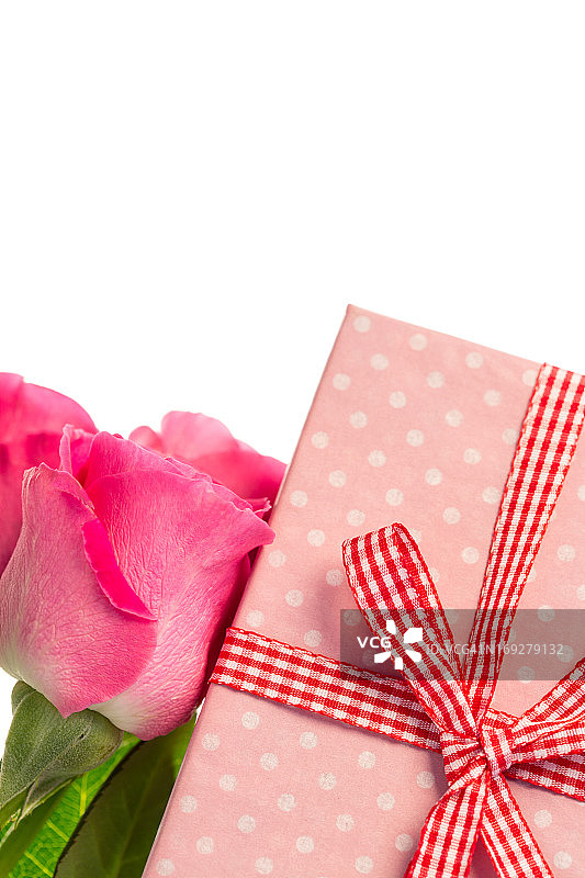 粉红色的玫瑰靠在粉红色包装的礼物上图片素材