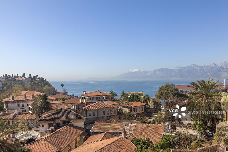 从安塔利亚的房屋俯瞰地中海，背景是土耳其的托罗斯山脉图片素材