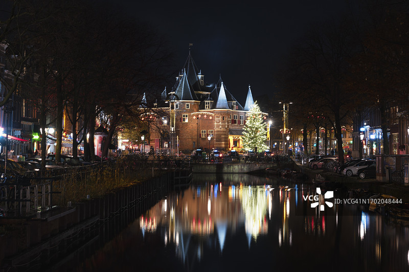 阿姆斯特丹纽马克特广场Waag大楼前的圣诞树图片素材