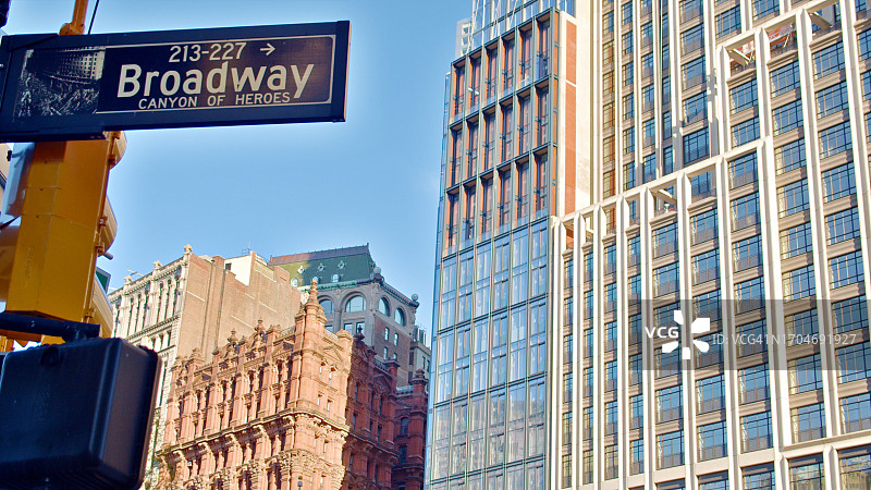百老汇标志和现代曼哈顿住宅楼图片素材