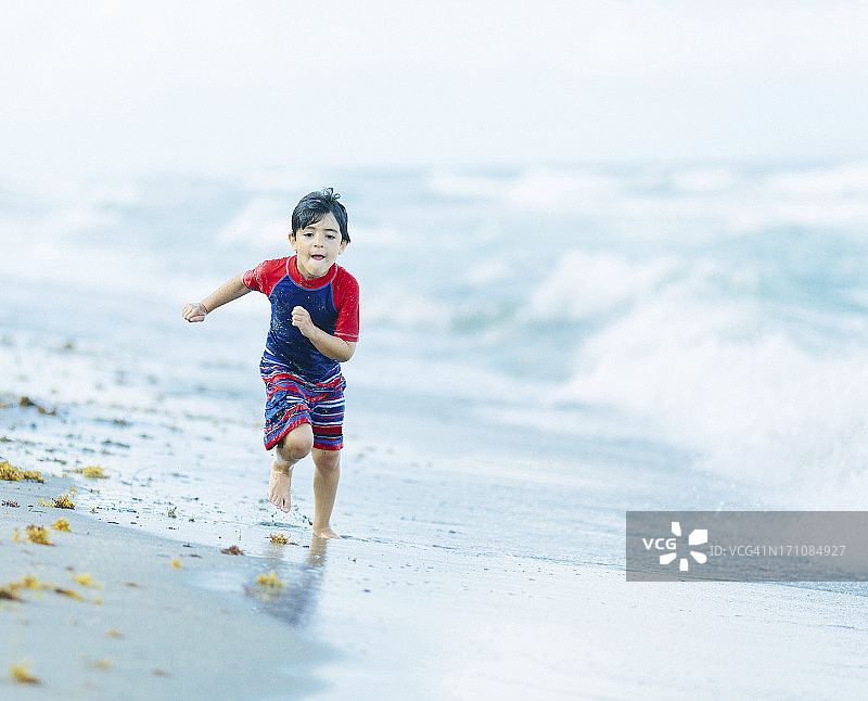 孩子们在沙滩上奔跑图片素材