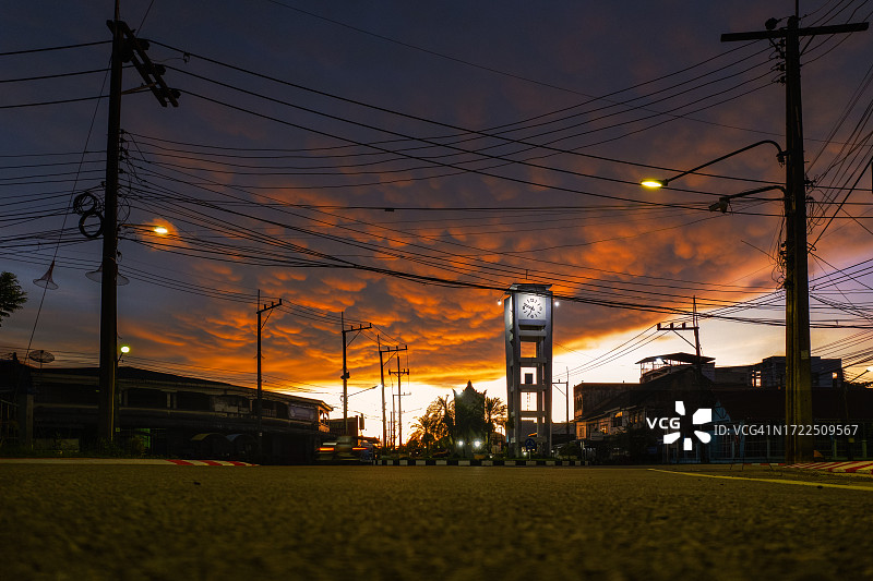 在小城市的钟楼上，日落时的奶妈云图片素材
