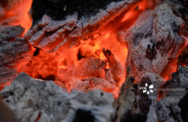 燃烧的木炭的特写镜头图片素材