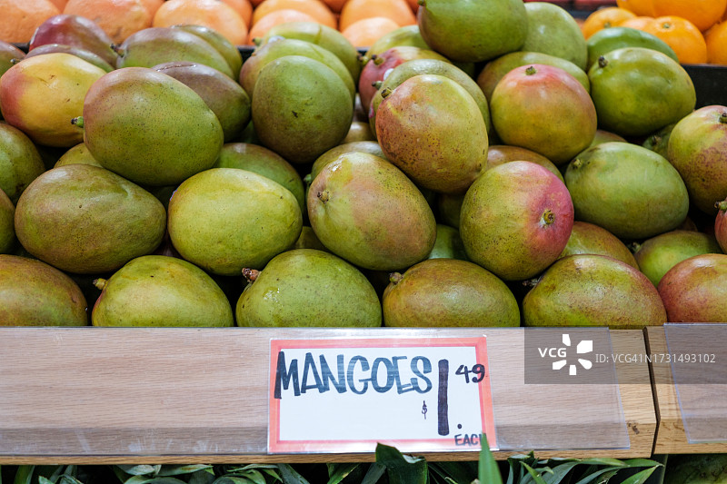 市场上陈列的芒果图片素材