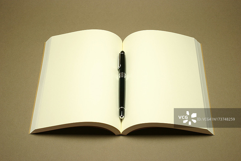 空白笔记本和笔图片素材