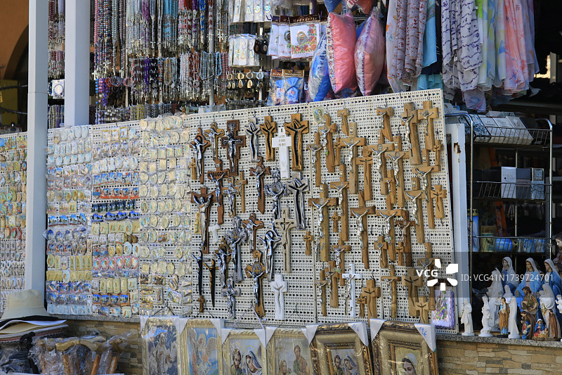 在圣地的街头小贩展示的宗教商品图片素材