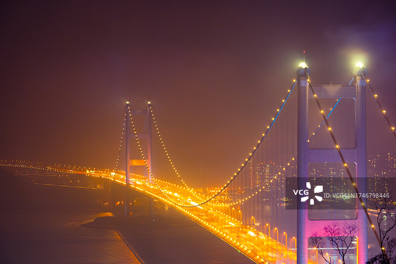夜晚，香港青马桥上行驶的汽车长时间曝光。图片素材