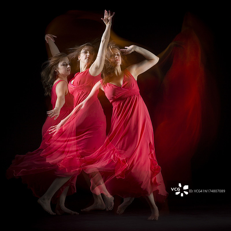 女舞者在红色的裙子上构建模式的黑色图片素材
