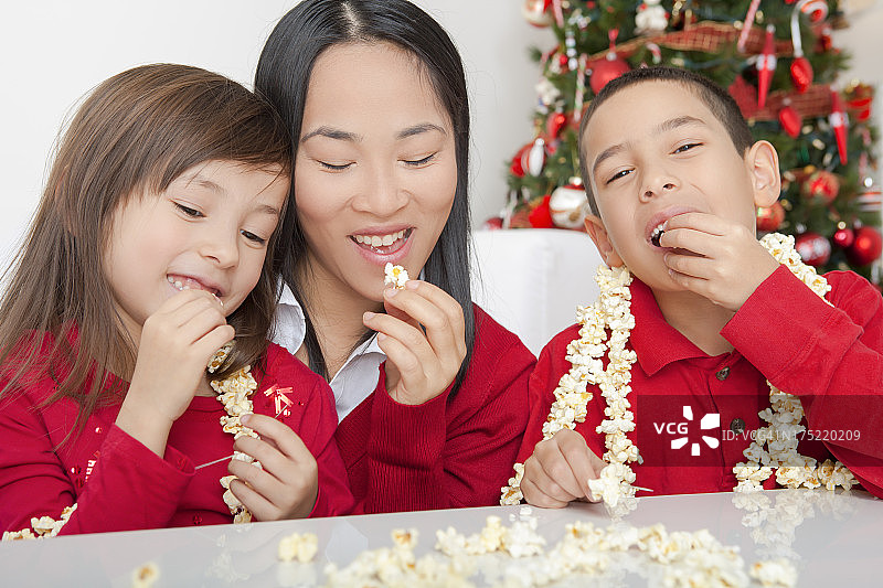 圣诞亚洲家庭串串爆米花图片素材