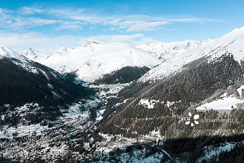阿尔卑斯山山顶的第一场雪图片素材