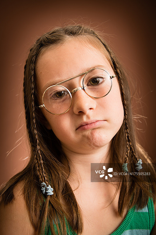 小女孩戴着书呆子的老式眼镜图片素材