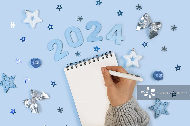 新年目标是2024年。待办事项清单。假日装饰的空笔记本。前视图。制定计划，解决方案。新生活，创业，开始概念。经营理念。目标，行动，清单图片素材