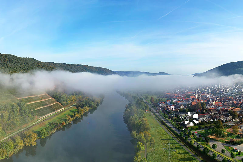 从空中俯瞰历史悠久的老城区。贝格施塔特，埃尔夫塔尔，米尔滕贝格，下弗朗哥尼亚，巴伐利亚，德国图片素材