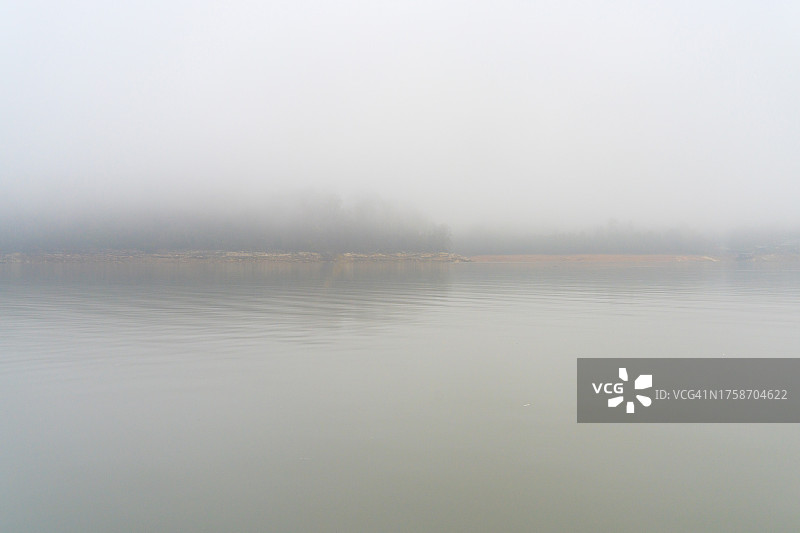 雾中的极简主义岛图片素材