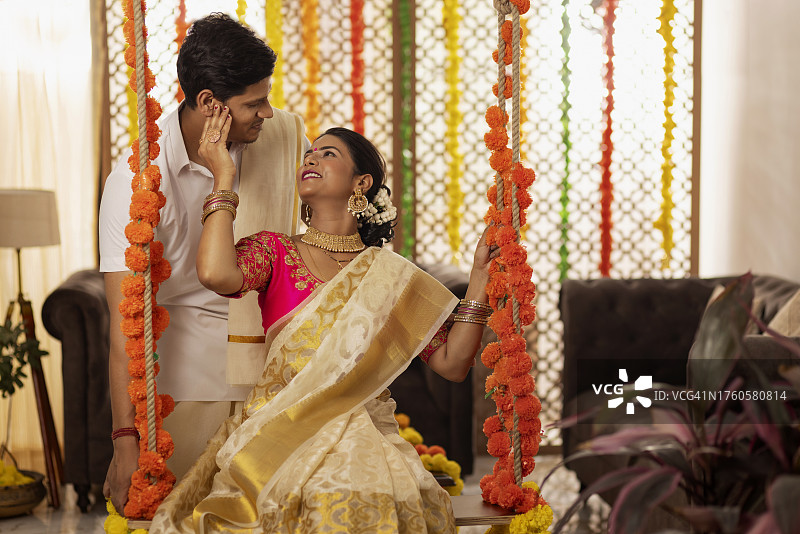 一对南印度夫妇在家里庆祝奥南图片素材