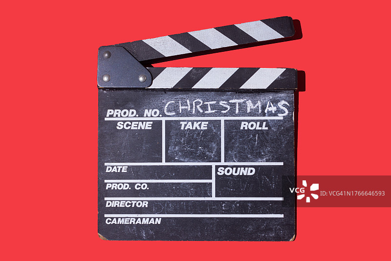 木制电影板，红色背景上用粉笔写着“圣诞节”。电影院，电影，庆典，摄影，幻想，魔术和庆典概念。图片素材