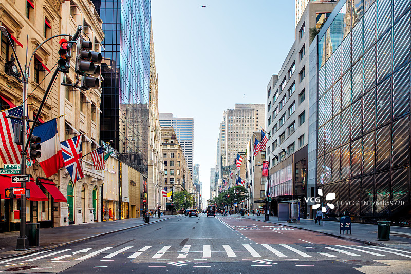美国纽约市第五大道的奢侈品店图片素材