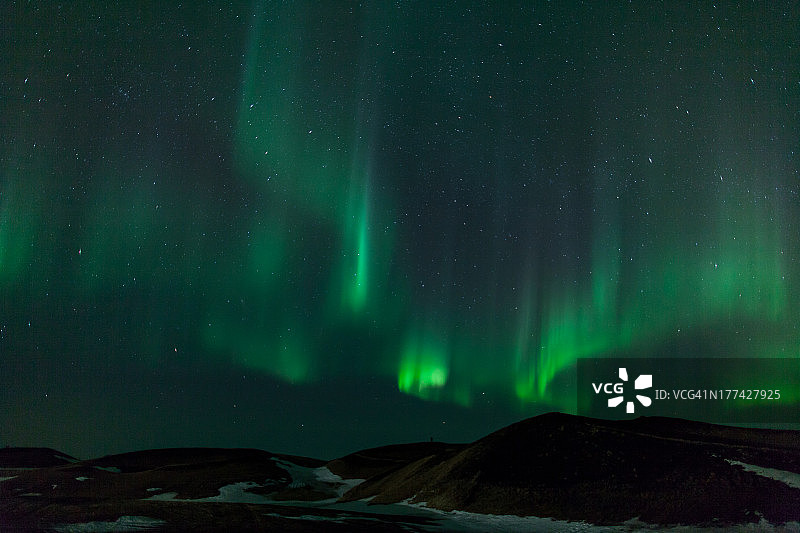 冰岛火山口上空的北极光图片素材